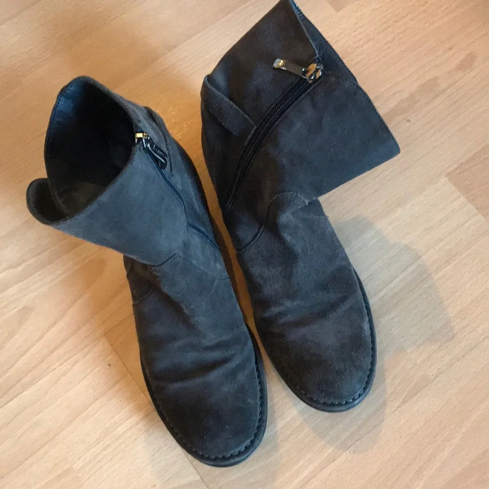 Alberto Fermani gray suede ankle booties sz 37.5